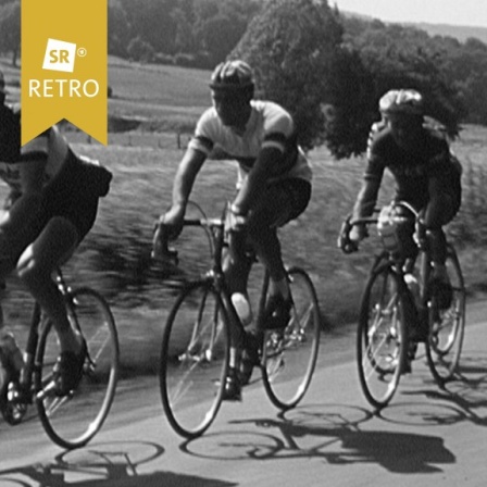 Mehrere Radrennfahrer, schwarz-weiß Bild