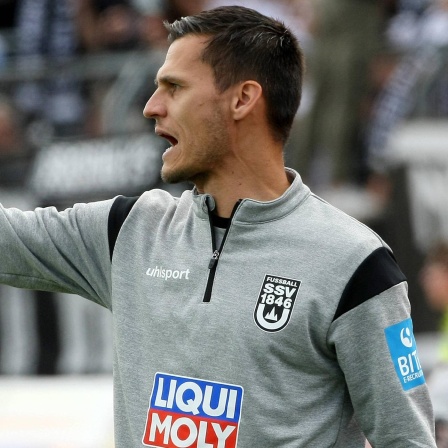 Thomas Wörle, Trainer des SSV Ulm 1846, am Spielfeldrand