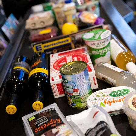 Bayern, Neubiberg: Lebensmittel liegen in einem Supermarkt an der Kasse auf dem Band. Die Deutsche Bundesbank rechnet im laufenden Monat aufgrund eines statistischen Effekts mit einem Rückgang der Teuerung.
