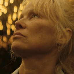 Szene aus dem Film "The Last Showgirl": Eine blonde Frau vor einer Wand mit gelben Lämpchen