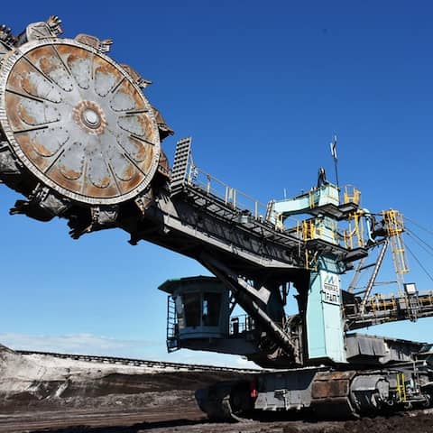In einem Braunkohletagebau steht ein riesiger Schaufelradbagger. Er ist hellblau angestrichen worden und sieht aus, als sei er schon lange im einsatz. Tatsächlich wurde das Riesengerät 1987 in der DDR montiert.