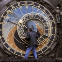 ARCHIV, 2007: Angestellter stellt die Turmuhr der astronomischen Aposteluhr am Rathaus in Prag um (Bild: imago images) 