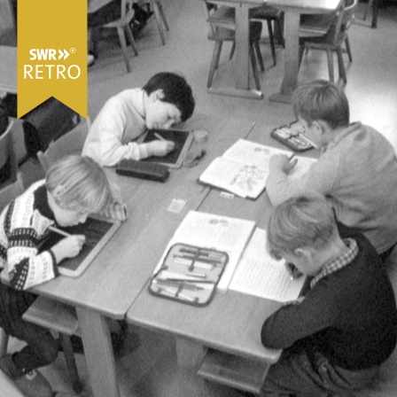 Schüler schreiben in Schulhefte  im Klassenraum