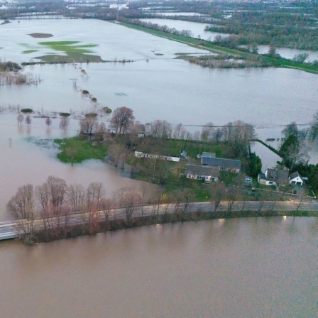 Sarstedt: Hochwasser umfließt die Ortschaft Ruthe im Landkreis Hildesheim. 