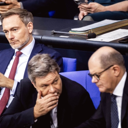 R-L Olaf Scholz SPD, Bundeskanzler, Robert Habeck Bündnis 90/Die Grünen, und Christian Lindner FDP, Bundesminister der Finanzen, aufgenommen im Rahmen einer Sitzung des Deutschen Bundestages in Berlin, 13.12.2023.