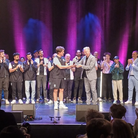 Matze Knoop überreicht den Comedy-Preis an Ralf Günther am Abend der Eröffnungsgala von "Köln lacht"
