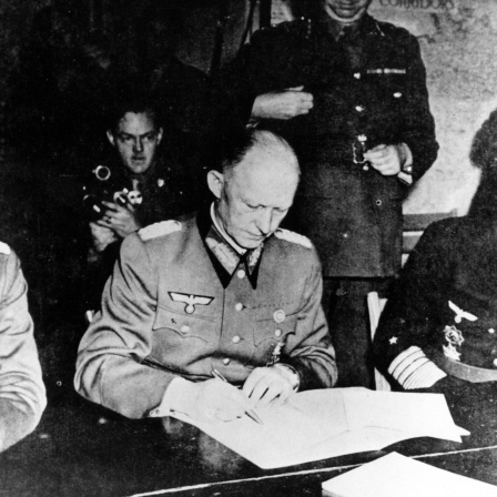 Bedingungslose Kapitulation am 7. Mai 1945 in Reims / Frankreich: In den frühen Morgenstunden unterzeichnet im Obersten Hauptquartier der Alliierten Expeditionsstreitkräfte (SHAEF) Generaloberst Alfred Jodl das Kapitulationsdokument