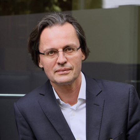 Prof. Bernhard Pörksen blickt in die Kamera. Warum können die Menschen heute offenbar nicht mehr empatisch miteinander reden, sich zuhören und gegenseitig verstehen? Das erforscht der Tübinger Medienwissenschaftler Prof. Bernhard Pörksen.  In SWR1 Leute sprechen wir mit ihm über sein Buch &#034;Zuhören: Die Kunst sich der Welt zu öffnen&#034;.