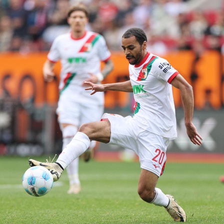 Claude-Maurice vom FC Augsburg gegen Janik Haberer vom 1.FC Union Berlin