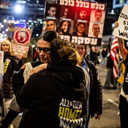 Zwei Frauen umarmen sich