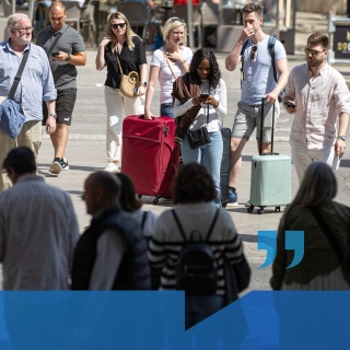 Touristen mit Gepäck auf Mallorca | Bild: dpa/pa/BR/HR