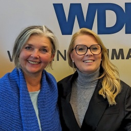 Patricia Kelly mit WDR 4-Moderatorin Heike Knispel im weihnachtlich dekorierten WDR 4-Studio