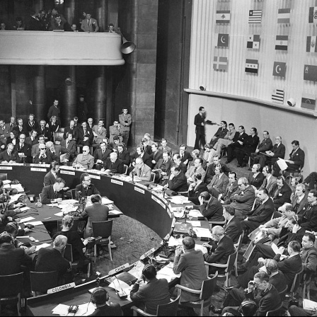 Die UN-Vollversammlung verabschiedet am 10.12.1948 im Palais de Chaillot in Paris die Allgemeine Erklärung der Menschenrechte.