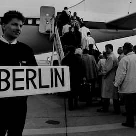 Bonner Beamte steigen in Flugzeug nach Berlin (Bild: picture alliance / Ulrich Baumgarten)