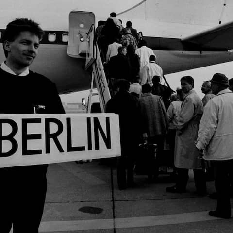Bonner Beamte steigen in Flugzeug nach Berlin (Bild: picture alliance / Ulrich Baumgarten)