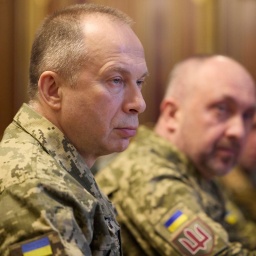 Der Oberbefehlshaber der ukrainischen Streitkräfte, Generaloberst Olexander Syrskyj, sitzt am Tisch mit dem neuen militärischen Führungsteam (Archivbild).