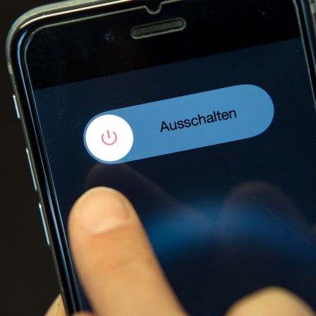 Symbolbild: Auf einem Smartphone ist das Icon zum Ausschalten zu sehen.