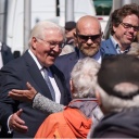 Bundespräsident Frank-Walter Steinmeier (SPD) wird nach seiner Ankunft in Senftenberg auf dem Marktplatz von Schaulustigen begrüßt.