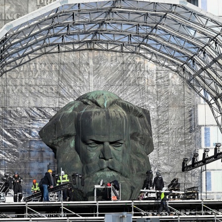 Ein Podium wird vor der Eröffnungsfeier um das Karl-Marx-Denkmal aufgebaut. Chemnitz Kulturhauptstadt Europa 2025