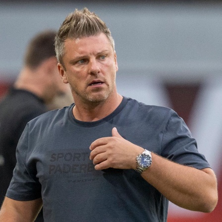 Paderborn-Trainer Lukasz Kwasniok während der Partie gegen Kaiserslautern an der Seitenlinie.