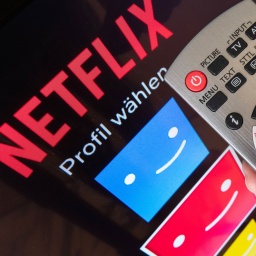 Netflix-Logo auf einem Fernseher mit Fernbedienung