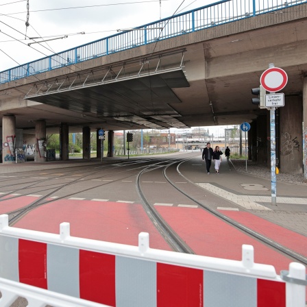 Blick auf die einsturzgefährdete Brücke am Damaschkeplatz. 