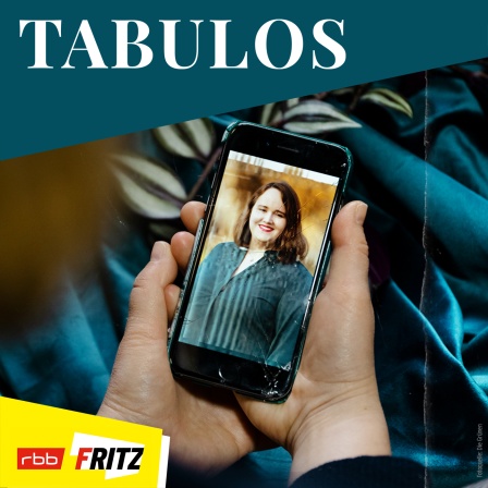 Zwei Hände halten ein Smartphone mit kaputtem Display auf dem die Grünenpolitikerin Ricarda Lang zu sehen ist (Bildquelle: Fritz | Lilly Extra)