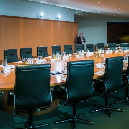Der leere Kabinettstisch, aufgenommen vor einer Sitzung des Kabinetts im Bundeskanzleramt in Berlin.