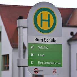 Archivbild: Die Bus-Haltestelle «Burg Schule» steht vor einer Grund- und Oberschule im Spreewaldort Burg. (Quelle: dpa/Pleul)
