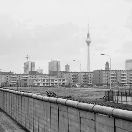 Stadtansicht 1969, Berlin-Kreuzberg. Im Hintergrund ist der Fernsehturm zu erkennen.