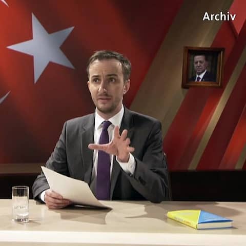 Jan Böhmermann vor türkischer Flagge im Fernsehen