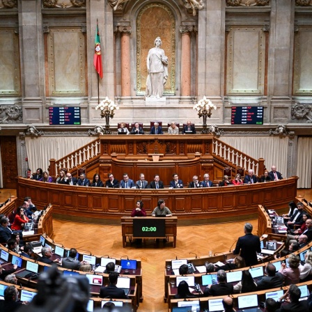 Blick in das mit Menschen gefüllte Parlament im Palácio de São Bento in Lissabon.