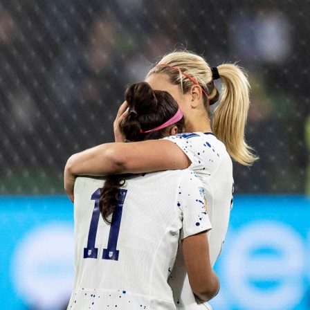 Lindsey Horan (r.) tröstet Sophia Smith nach dem WM-Aus