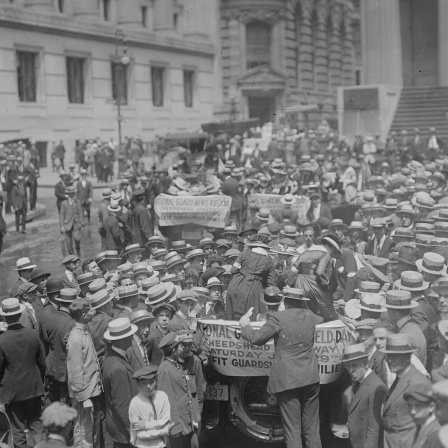 Menschenmengen versammelten sich in der Wall Street, New York ca. 1915-1920