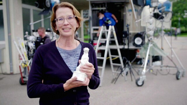 Die Regisseurin Franziska Schlotterer erhält den Bayerischen Fernsehpreis 2021 in der Kategorie Regie für ihren Film "Totgeschwiegen". | Bild: BR