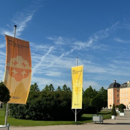 Fahnen vor dem Mozartsaal