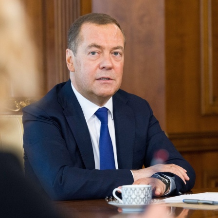 Der russische Ex-Präsident Medwedew gibt Journalisten in Moskau ein Interview.