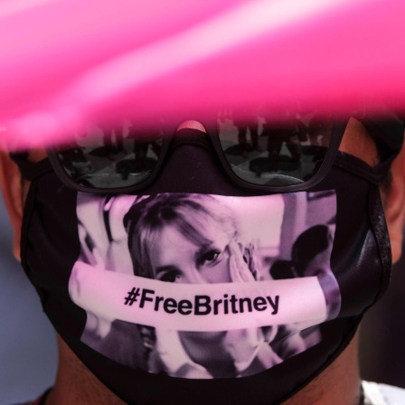 Ein Fan trägt eine "Free Britney"-Maske.