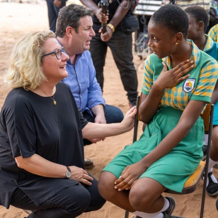 Svenja Schulze, Bundesministerin für wirtschaftliche Zusammenarbeit und Entwicklung, und Hubertus Heil (beide SPD), Bundesminister für Arbeit und Soziales, besuchen eine Schule in Ghana.