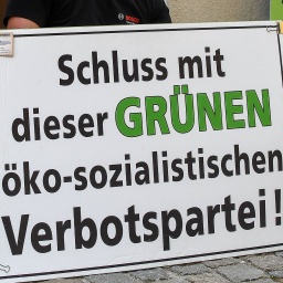 Die Grünen Bayern starten den Wahlkampf für die Landtagswahl 2023 in Bayern. Vor dem Veranstaltungssaal haben sich einige Demonstranten platziert und zeigen mit Bannern und Plakaten ihren Unmut über die Grüne Bundespolitik.