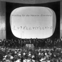 Zum 100. Geburtstag von Max Planck erkläutert Werner Heisenberg seine "Weltformel"