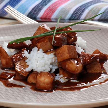 Pilzcurry mit Tofu und dazu etwas Reis.