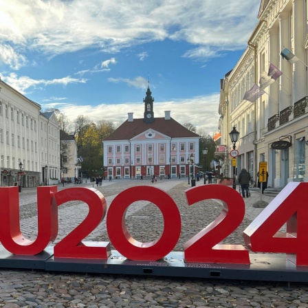 Vor dem Rathaus in Tartu (Estland) steht ein Logo mit der Schrift "#Tartu2024" für die europäische Kulturhauptstadt 2024.
