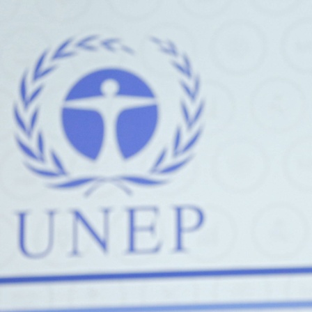 Ein UN-Sicherheitsbeauftragter steht Wache bei der offiziellen Eröffnung der zweiten United Nations Environment Assembly (UNEA-2), der Umweltversammlung der Vereinten Nationen, am Hauptsitz des Umweltprogramms der Vereinten Nationen (UNEP) in Nairobi / Kenia am 26. Mai 2016. UNEP bemüht sich seit der Gründung im Juni 1972 um bessere Luft, saubereres Wasser und weniger Schadstoffemissionen.