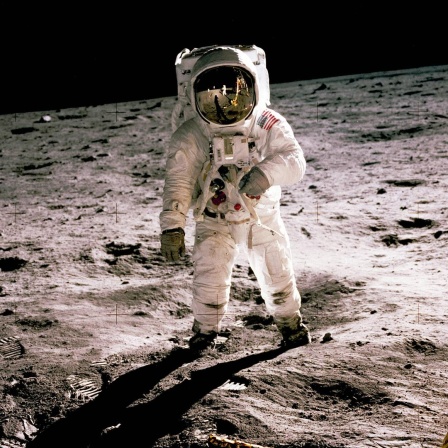 Der US-amerikanische Astronaut Buzz Edwin Aldrin bei seinen ersten Schritten auf dem Mond im Jahr 1969.