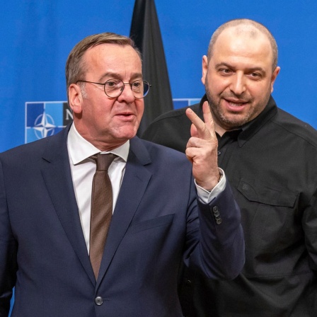 Bundesminister der Verteidigung, Boris Pistorius (links), und der ukrainische Verteidigungsminister, Rustem Umjerow (rechts), bei einem Treffen der internationalen Kontaktgruppe (UDCG) zur Koordinierung von militärischer Unterstützung für die Ukraine im Nato-Hauptquartier (Archivbild).