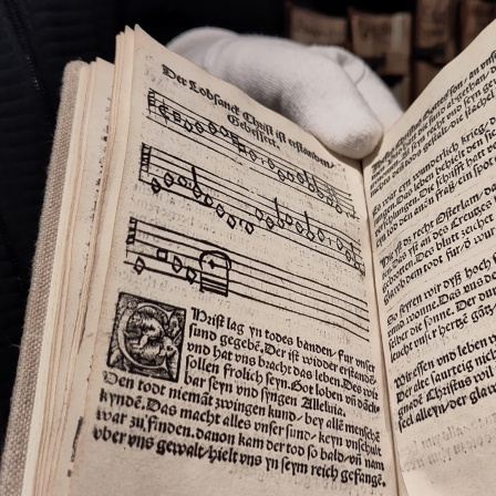 Ein aufgeschlagenes Enchiridion.