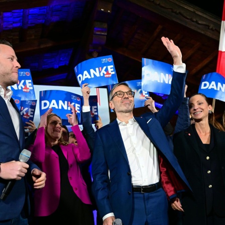 Michael Schnedlitz (FPÖ, l-r) und Herbert Kickl, Vorsitzender der Freiheitlichen Partei Österreichs (FPÖ), sind bei der Wahlparty im Rahmen der Nationalratswahl in Wien.