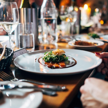 ein Restauranttisch mit noblen Delikatessen