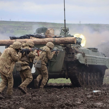 Soldaten kämpfen in der Ukraine